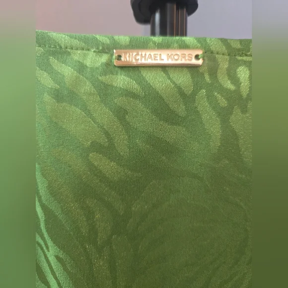 Michael Kors Green V-Neck Short Sleeve Blouse Size L NWT - Picture 4 of 7